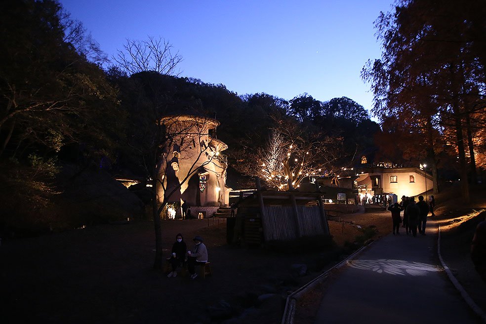 LifTe北欧の暮らし 埼玉県飯能市にあるトーベ・ヤンソンあけぼの子どもの森公園の敷地内の夜景 ライトアップ