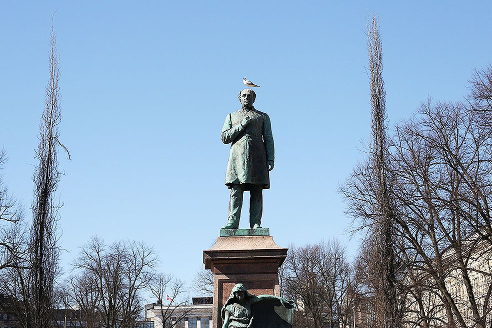 LifTe北欧の暮らし フィンランド エスプラナーディ公園にあるルーネベリの銅像