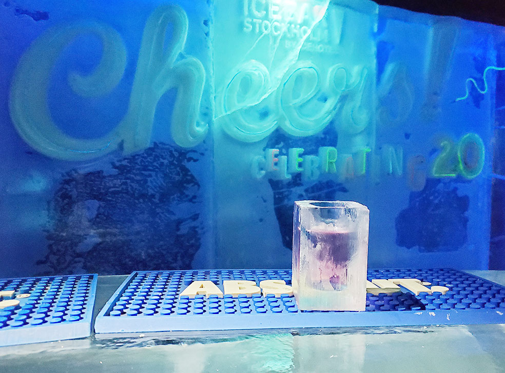 LifTe北欧の暮らし スウェーデン ストックホルムの観光スポットIcebar(アイスバー)の氷でできたグラス
