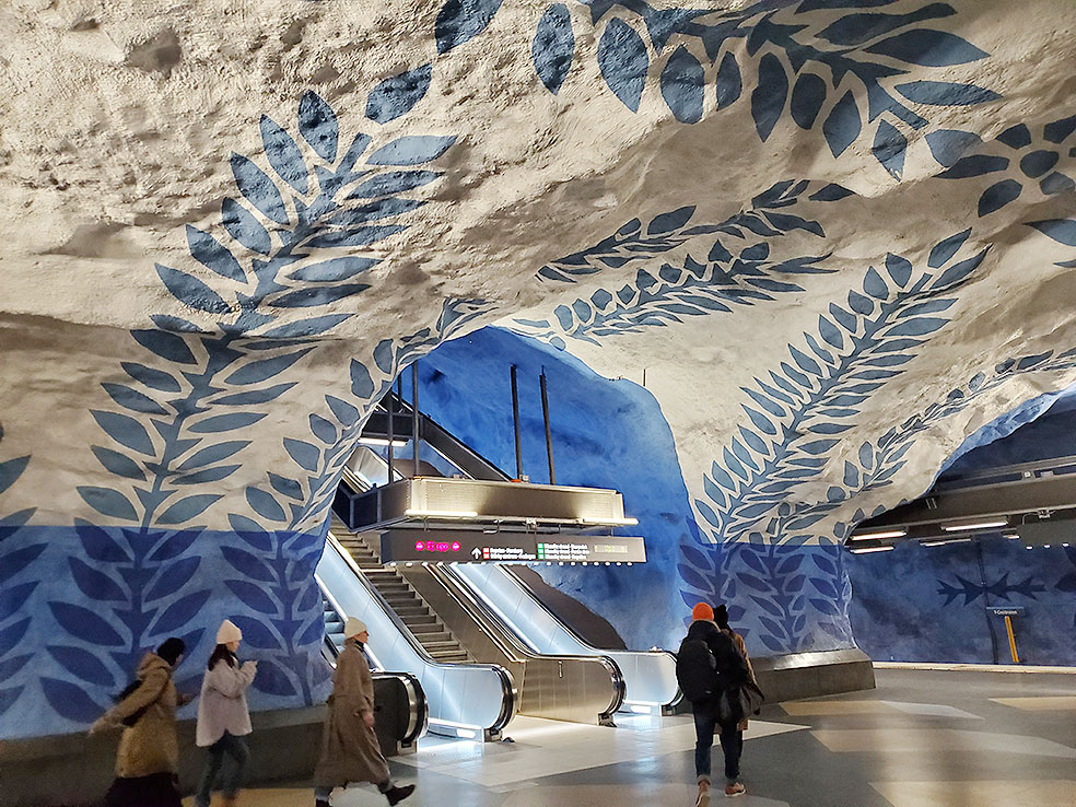 LifTe北欧の暮らし スウェーデン 北欧旅日記2023 3日目のストックホルムティーセントラーレン駅の様子 世界一長い美術館と称される