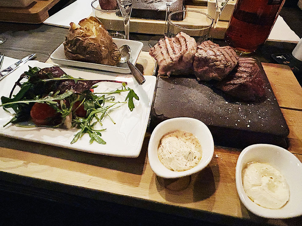LifTe北欧の暮らし スウェーデン 北欧旅日記2023 3日目の夜に訪れた「Black Stone Steakhouse」のディナー溶岩プレートで提供されるお肉