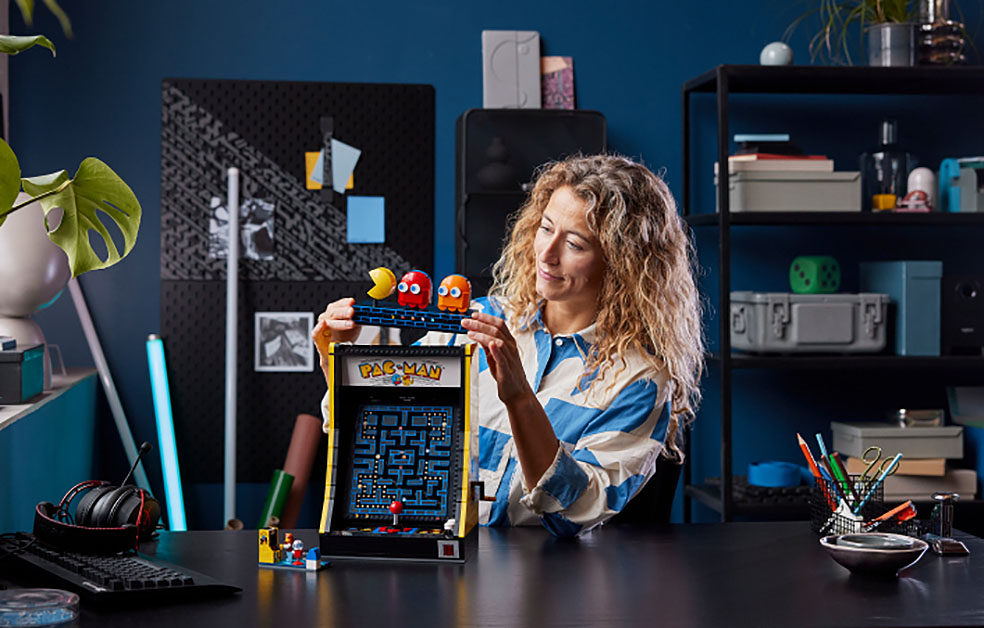 パックマン誕生43年を記念して発売されたレゴ アイコン ゲームセンターマシン パックマンを遊ぶ女性 LifTe北欧の暮らし デンマーク