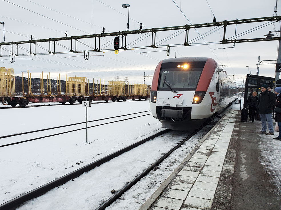 LifTe北欧の暮らし 2023年冬の北欧旅4日目後編で訪れたファールン中央駅のホームと電車