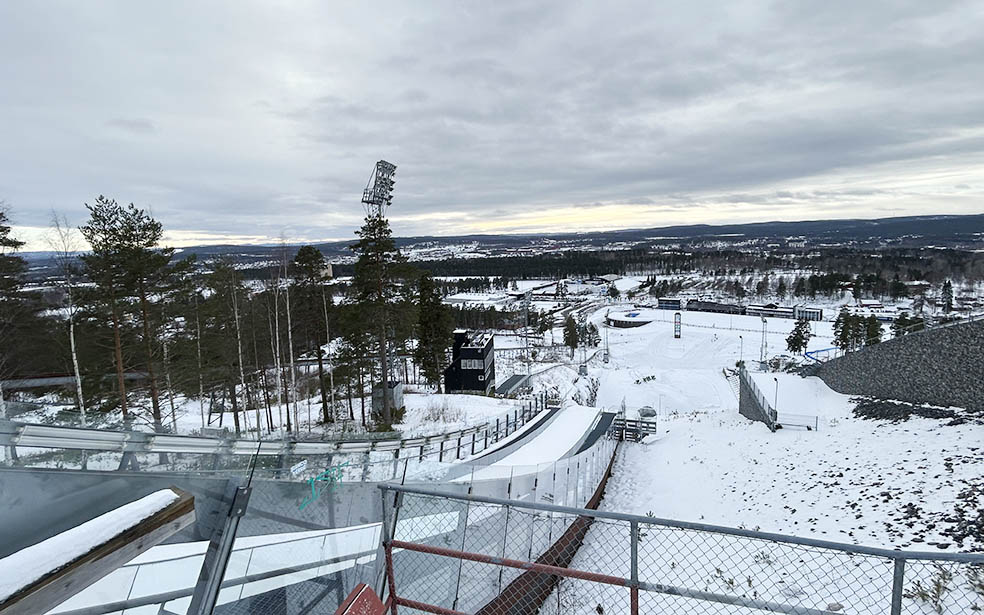LifTe北欧の暮らし 2023年冬の北欧旅4日目後編で訪れたファールンにあるスポーツ施設「Lugnet」のスキージャンプ台から見た風景