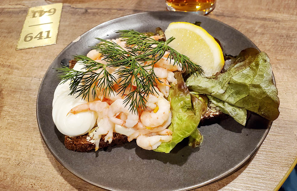 LifTe北欧の暮らし 2023年冬の北欧旅4日目後編で訪れたスウェーデンの玄関口 アーランダ空港のレストラン「Eatery」のシュリンプオープンサンド 黒ライ麦パン