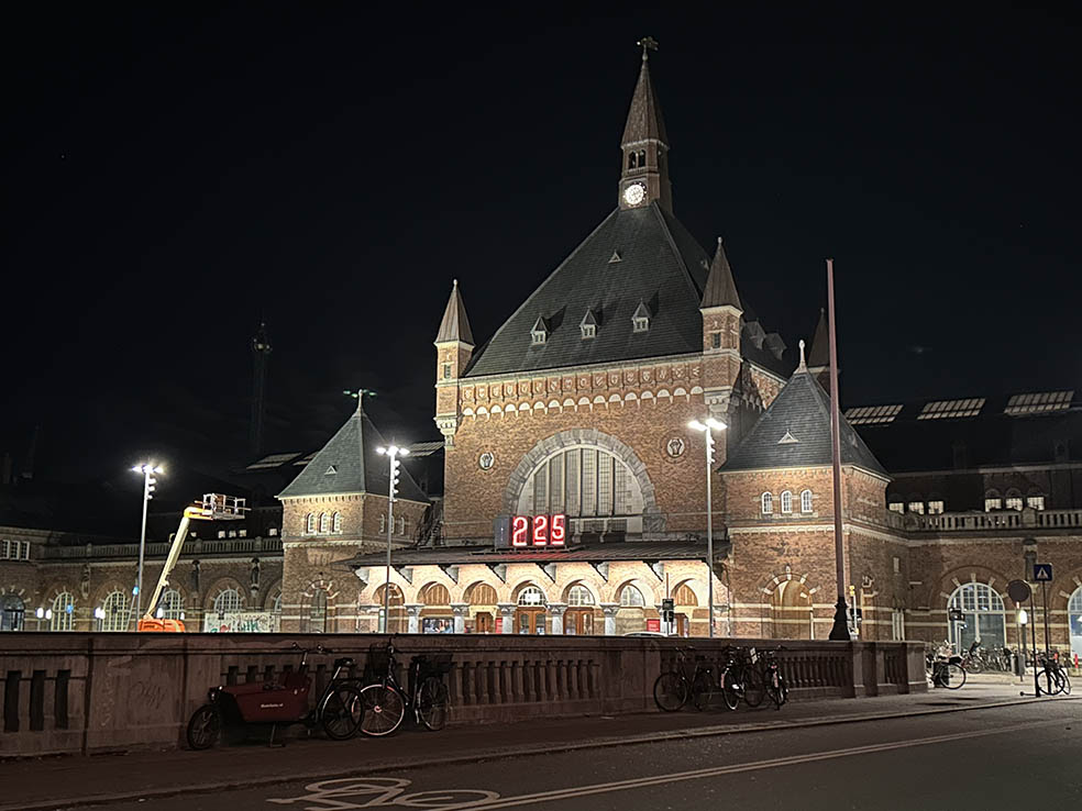 LifTe北欧の暮らし 2023年冬の北欧旅4日目後編で訪れたコペンハーゲン中央駅 深夜2時過ぎ