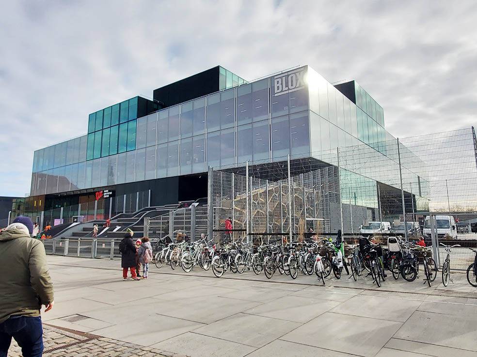 LifTe北欧の暮らし 冬の北欧旅2023の5日目で訪れたデンマークコペンハーゲンにある新名所複合施設BLOXの外観