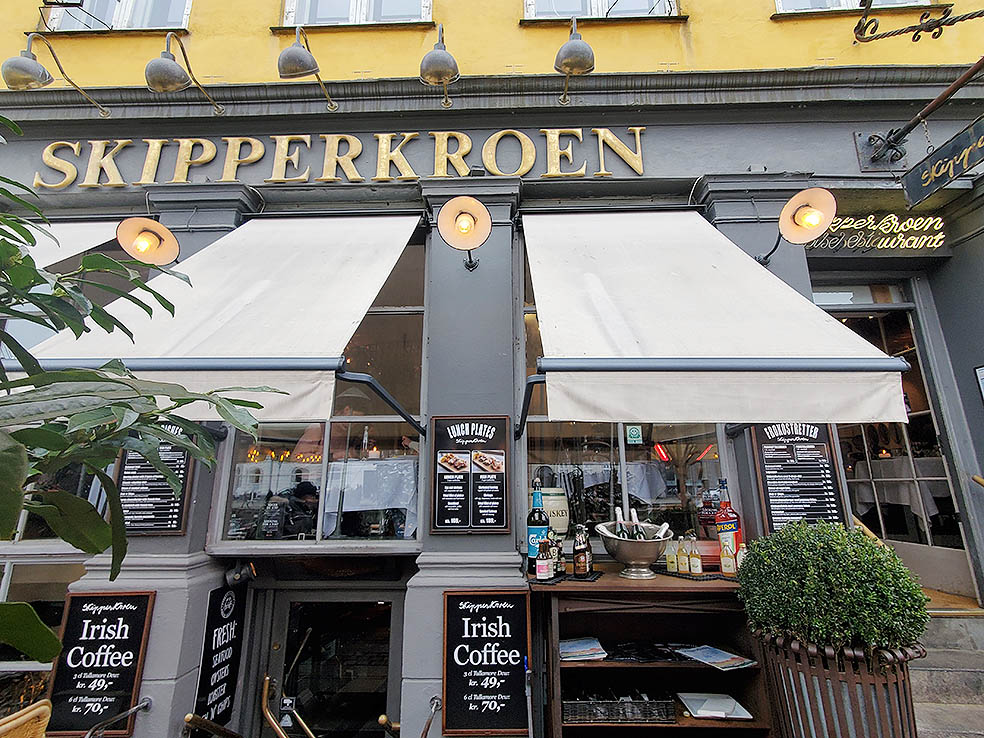 LifTe北欧の暮らし 2023年冬の北欧旅5日目で訪れたデンマーク首都コペンハーゲン随一の観光地ニューハウンにある人気レストランSKIPPERKROEN