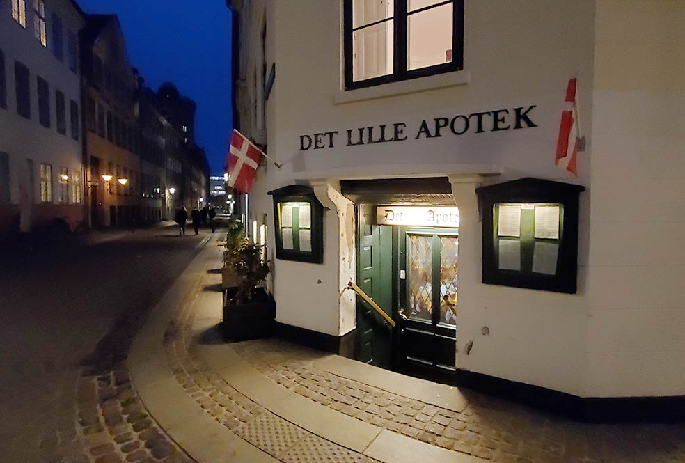 LifTe北欧の暮らし 2023年冬の北欧旅5日目で訪れたデンマーク首都コペンハーゲンで最も古いと言われるレストラン「DET LILLE APOTEK(小さな薬屋さん)」