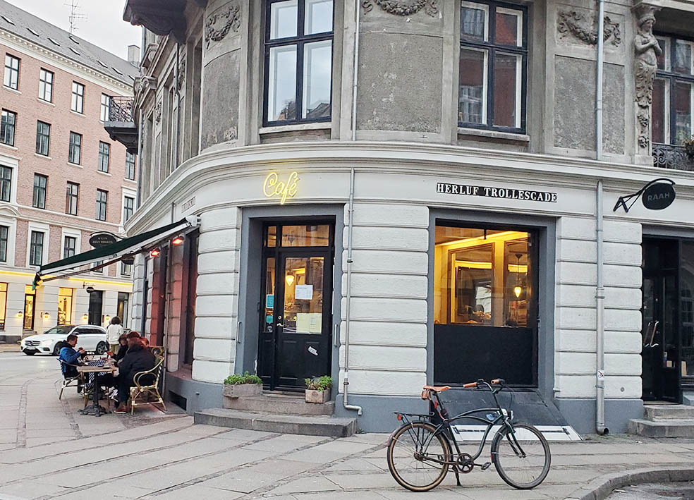 LifTe北欧の暮らし 2023年冬の北欧旅5日目で訪れたデンマーク首都コペンハーゲン随一の観光地ニューハウンの近くにあるカフェ「Holberg no 19(ホルベルグ ナンバー19」