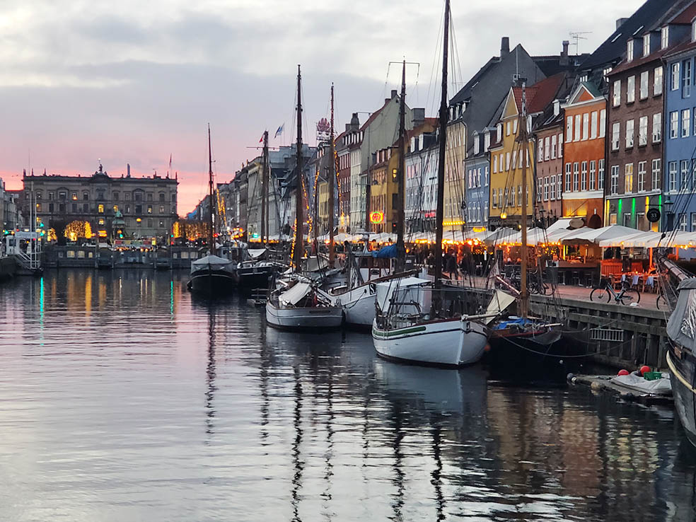LifTe北欧の暮らし 2023年冬の北欧旅5日目で訪れたデンマーク首都コペンハーゲン随一の観光地ニューハウンで見られた幻想的な夕焼け