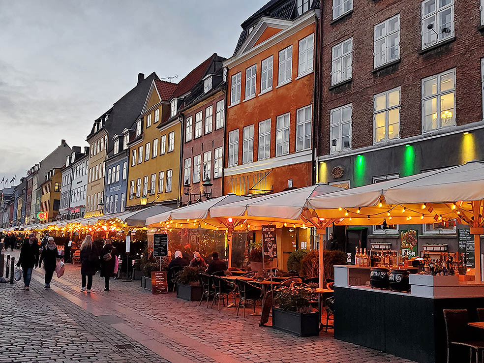 LifTe北欧の暮らし 2023年冬の北欧旅5日目で訪れたデンマーク首都コペンハーゲン随一の観光地ニューハウンに帳がおりる