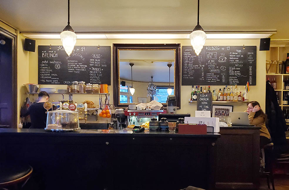 LifTe北欧の暮らし 2023年冬の北欧旅5日目で訪れたデンマーク首都コペンハーゲン随一の観光地ニューハウンの近くにあるカフェ「Holberg no 19(ホルベルグ ナンバー19)」の店内