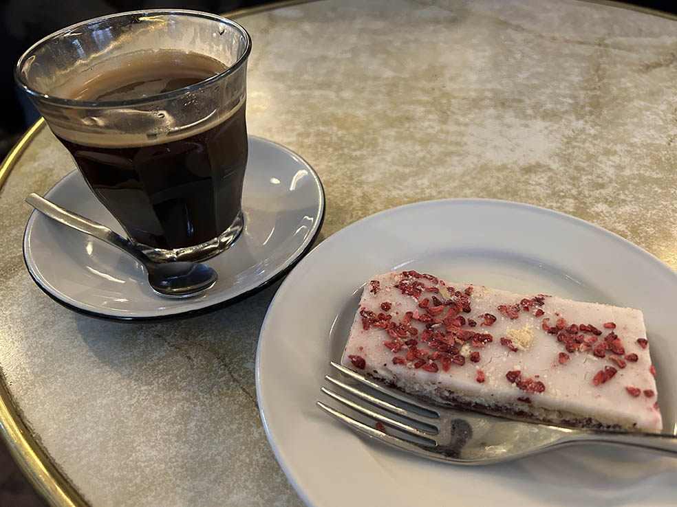 LifTe北欧の暮らし 2023年冬の北欧旅5日目で訪れたデンマーク首都コペンハーゲン随一の観光地ニューハウンの近くにあるカフェ「Holberg no 19(ホルベルグ ナンバー19)」で食べたスイーツHindbærsnitte