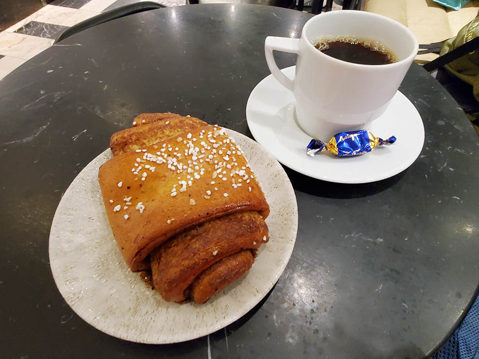 LifTe北欧の暮らし フィンランド 編集部が2023年冬の北欧出張で訪れたヘルシンキにある「カール・ファッツェル カフェ」で食べられるシナモンロールとコーヒー、そしてカールファッツェルミルクチョコレート