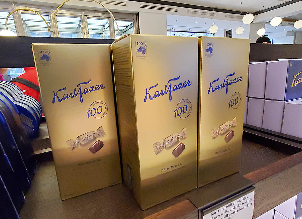 LifTe北欧の暮らし フィンランド 編集部が2023年冬の北欧出張で訪れたヘルシンキにある「カール・ファッツェル カフェ」で販売されていたカール・ファッツェルミルクチョコレート100周年記念ボックス