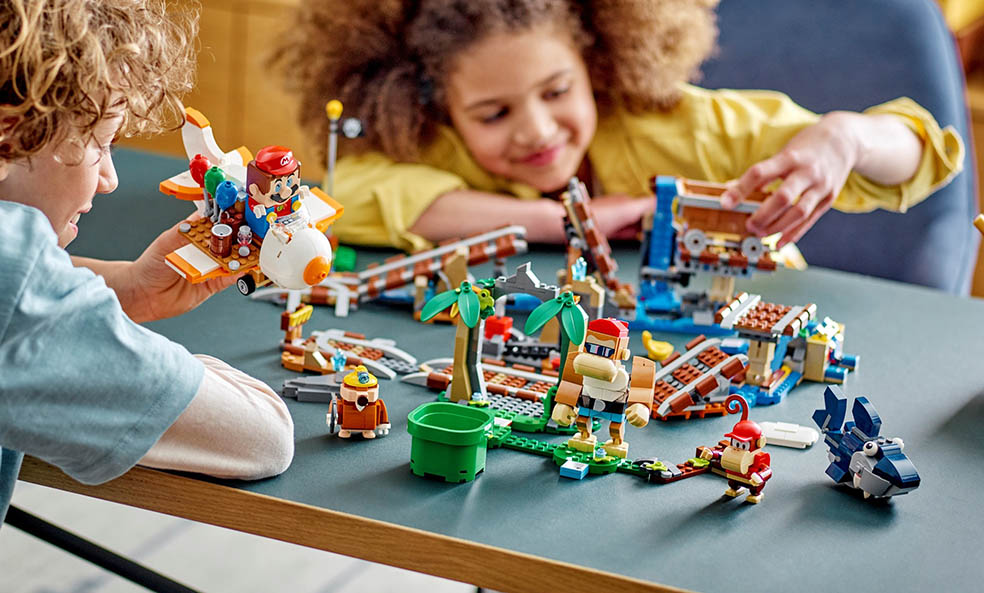 LifTe北欧の暮らし デンマークのレゴグループが8月1日に発売開始したスーパーマリオとレゴのコラボシリーズ新アイテム ディディーコング の トロッコライドで子どもたちが遊ぶ様子