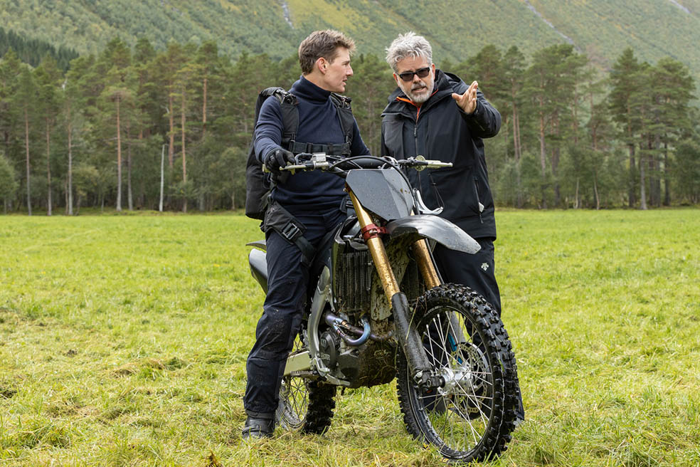 LifTe北欧の暮らし ノルウェーがロケ地のハリウッド大作『ミッションインポッシブル デッドレコニング part1』でトム・クルーズがバイクに乗り、監督のクリストファー・マッカリーと話すシーン