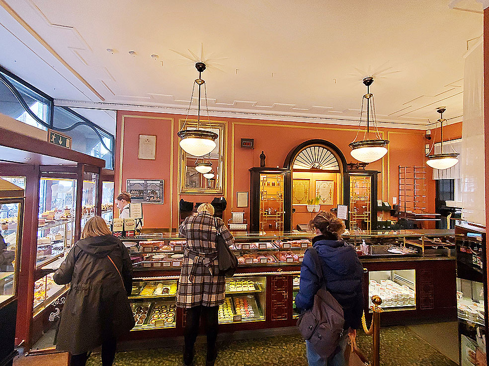 LifTe北欧の暮らし 冬の北欧旅2023の5日目で訪れたデンマークコペンハーゲンにある最古の洋菓子店ラ・グレース1Fのショーケース