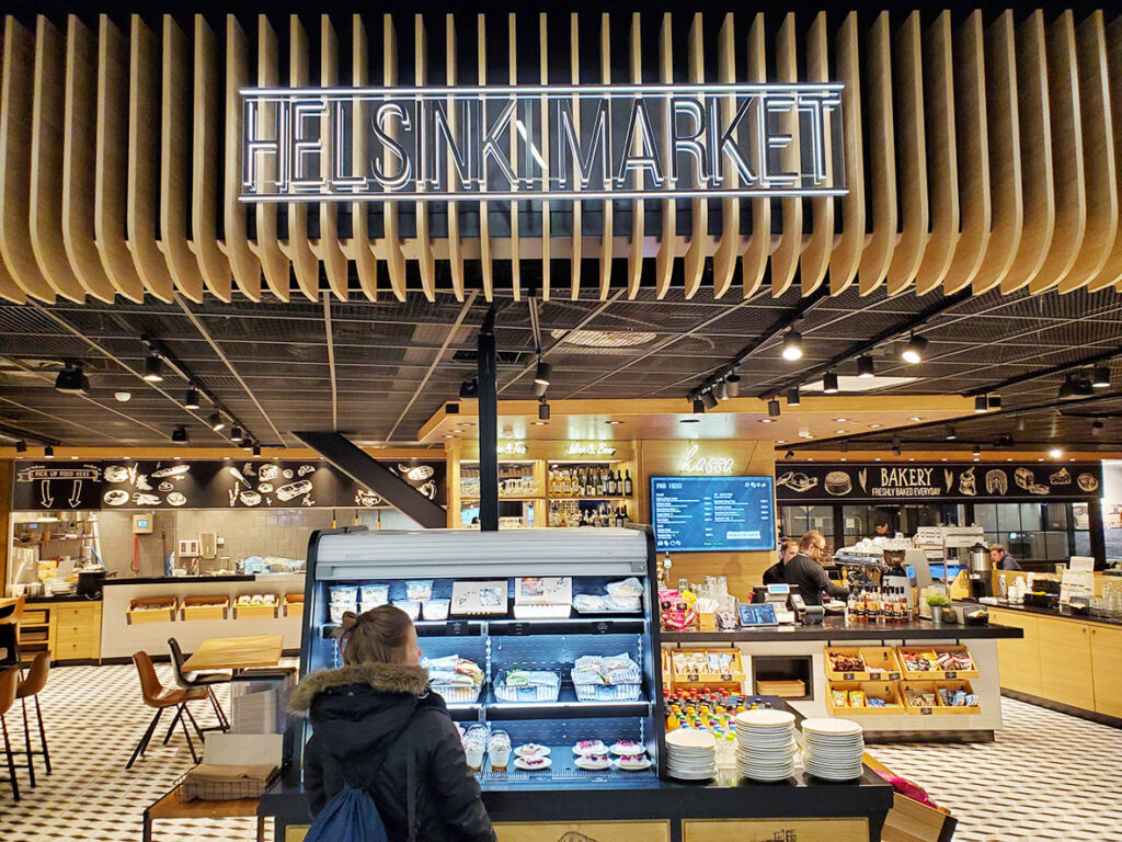 LifTe北欧の暮らし 10月4日はシナモンロールの日なのでおすすめのフィンランド ヴァンター空港内にあるレストラン ヘルシンキマーケットの様子