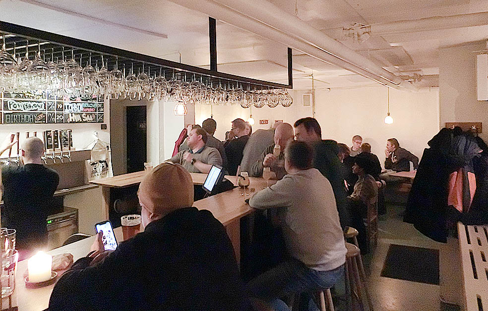 LifTe北欧の暮らし 2023年冬の北欧旅6日目で訪れたデンマークの首都コペンハーゲンにあるMikkeller Bar(ミッケラー・バー)の店内
