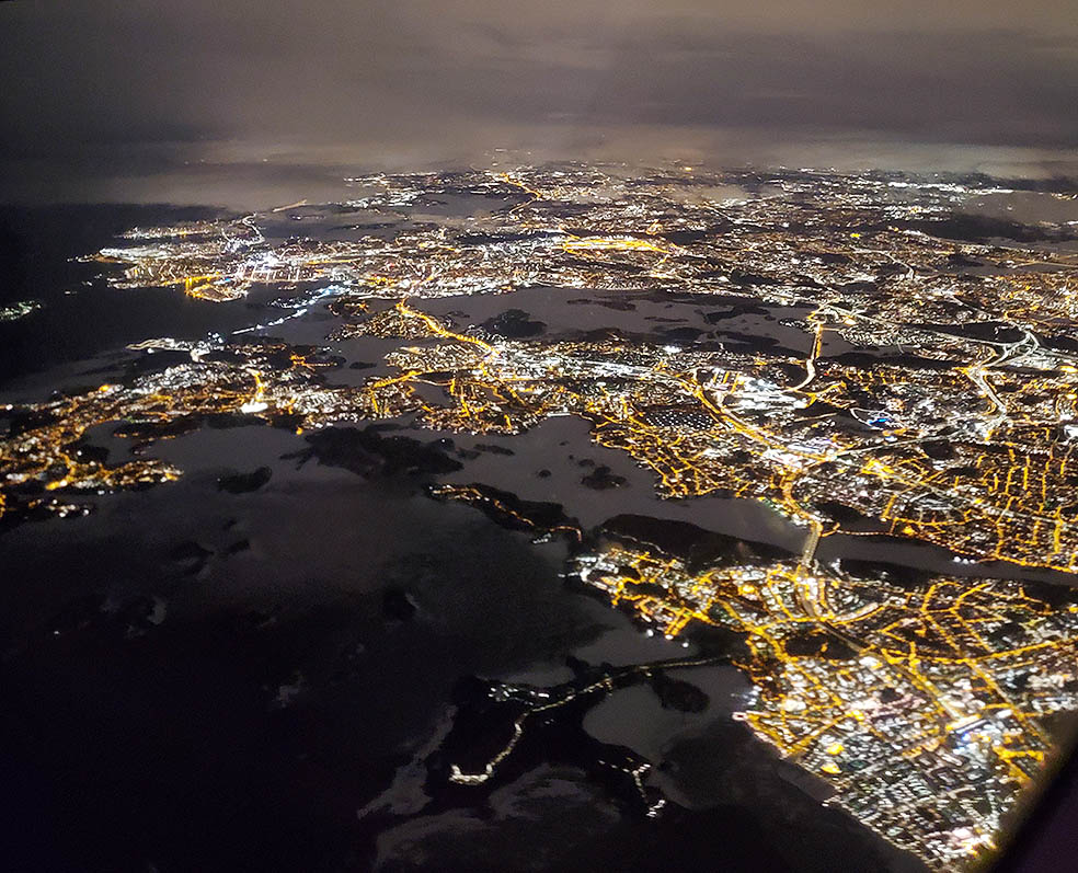 LifTe北欧の暮らし 編集部が2023年冬の北欧出張10日目後編、羽田空港へ向かうフィンエアー機内から見たフィンランドの首都ヘルシンキの夜景