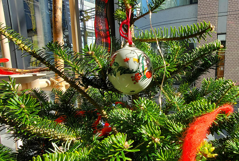 LifTe北欧の暮らし フィンランド 表参道のイッタラ表参道ストアに12月1日にオープンしたムーミンアラビアエリアの窓際にはクリスマスツリーについたムーミンアラビア初となるオーナメント