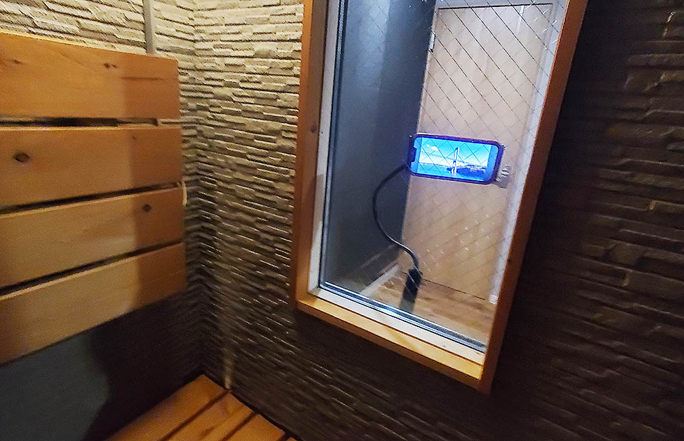 LifTe北欧の暮らし 札幌市内でフィンランドのサウナヒーターハルビアを堪能できるプライベートサウナの「A-SAUNA」のサウナ室に設置されたスマホホルダーを使用
