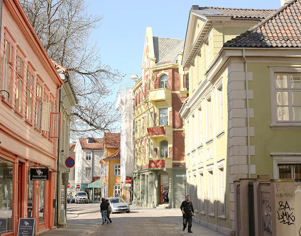 LifTe 北欧の暮らし ノルウェーの第二の都市ベルゲン観光モデルコース 石畳が続くベルゲンの街並み