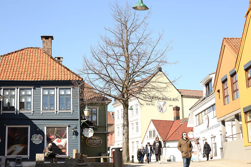 LifTe 北欧の暮らし ノルウェーの第二の都市ベルゲン観光モデルコース 石畳が続きカラフルな建物が多いベルゲンの街並み