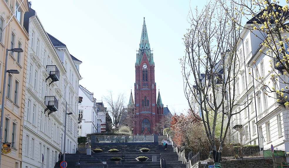 LifTe 北欧の暮らし ノルウェーの第二の都市ベルゲン観光モデルコース街の高台にある教会St.John's Church