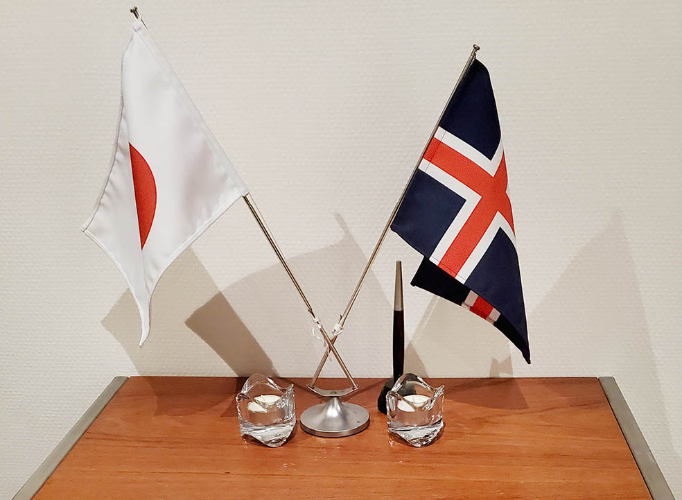 LifTe北欧の暮らし アイスランド大使館で開催されたアイスランドフードとドリンクのイベント 日本とアイスランドの国旗