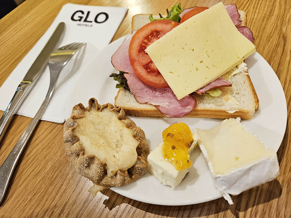 LifTe北欧の暮らし フィンランド旅行でオススメしたいホテルの一つヘルシンキにあるGlo Hotel Art グロー・ホテル・アートの朝ご飯 カレルヤンピーラッカやレイパユーストなどフィンランドらしいものが食べられる