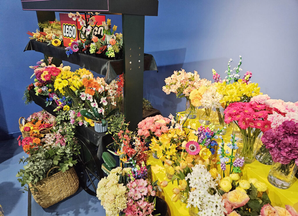 LifTe北欧の暮らし デンマーク発祥のレゴの世界観を楽しめるレゴディスカバリーセンター東京で4月20日(土)に開催される大人のレゴナイトでLEGOフラワーと生花を選んでアレンジメントができる