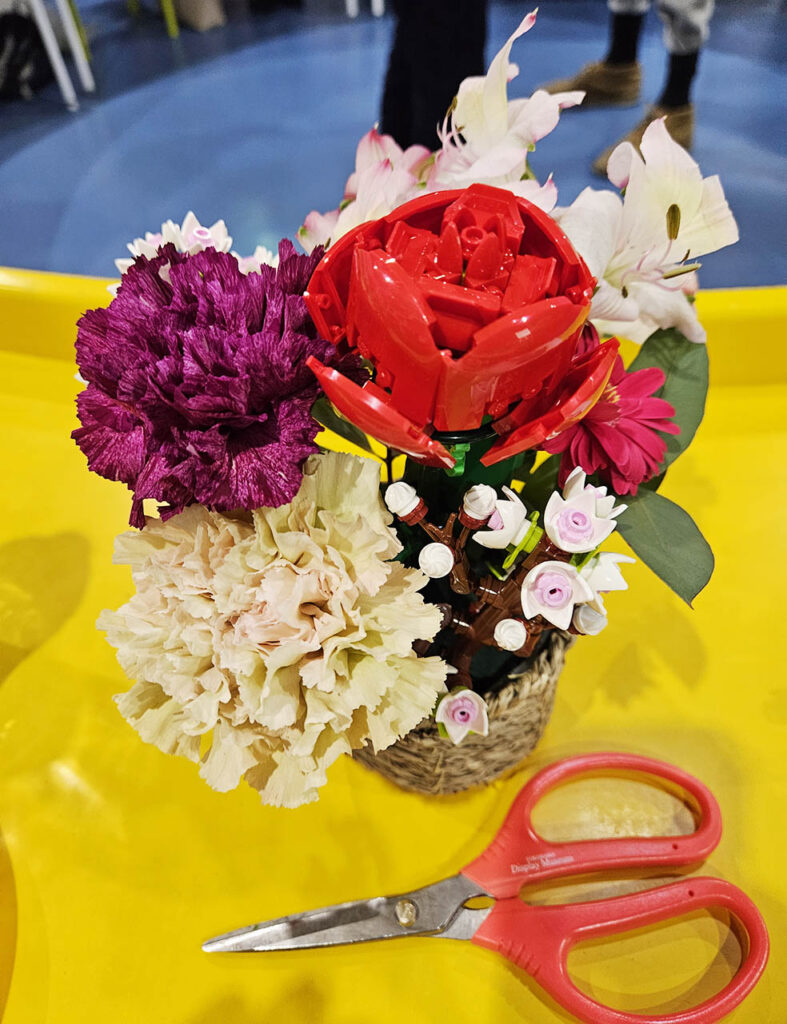 LifTe北欧の暮らし デンマーク発祥のレゴの世界観を楽しめるレゴディスカバリーセンター東京で4月20日(土)に開催される大人のレゴナイトでLEGOフラワーと生花のアレンジメントを楽しめるイベントで完成した作品