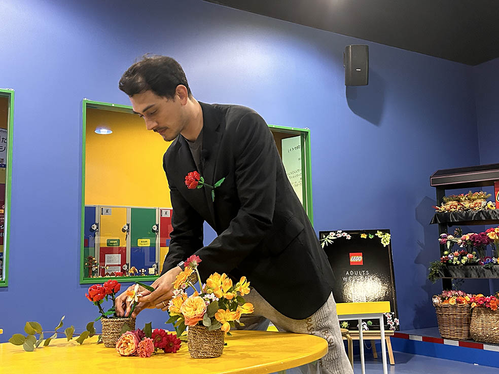 LifTe北欧の暮らし デンマーク発祥のレゴの世界観を楽しめるレゴディスカバリーセンター東京で4月20日(土)に開催される大人のレゴナイトでLEGOフラワーと生花のアレンジメントを楽しめるイベントの講師を務める座間アキーバ
