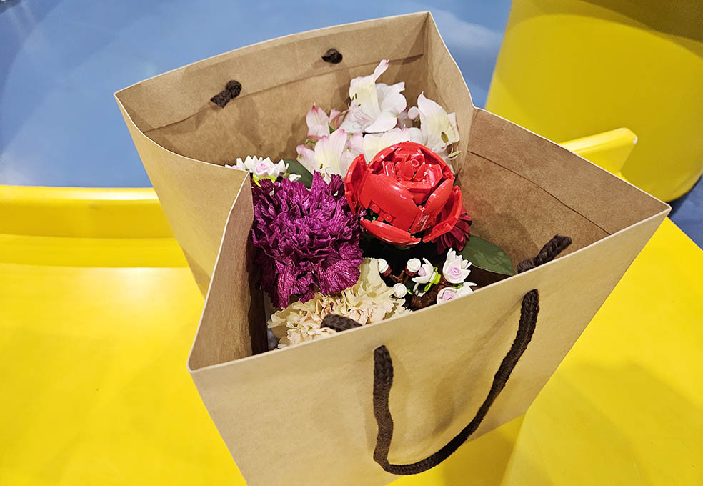 LifTe北欧の暮らし デンマーク発祥のレゴの世界観を楽しめるレゴディスカバリーセンター東京で4月20日(土)に開催される大人のレゴナイトでLEGOフラワーと生花のアレンジメントを楽しめるイベントで完成した作品は持ち帰り可能