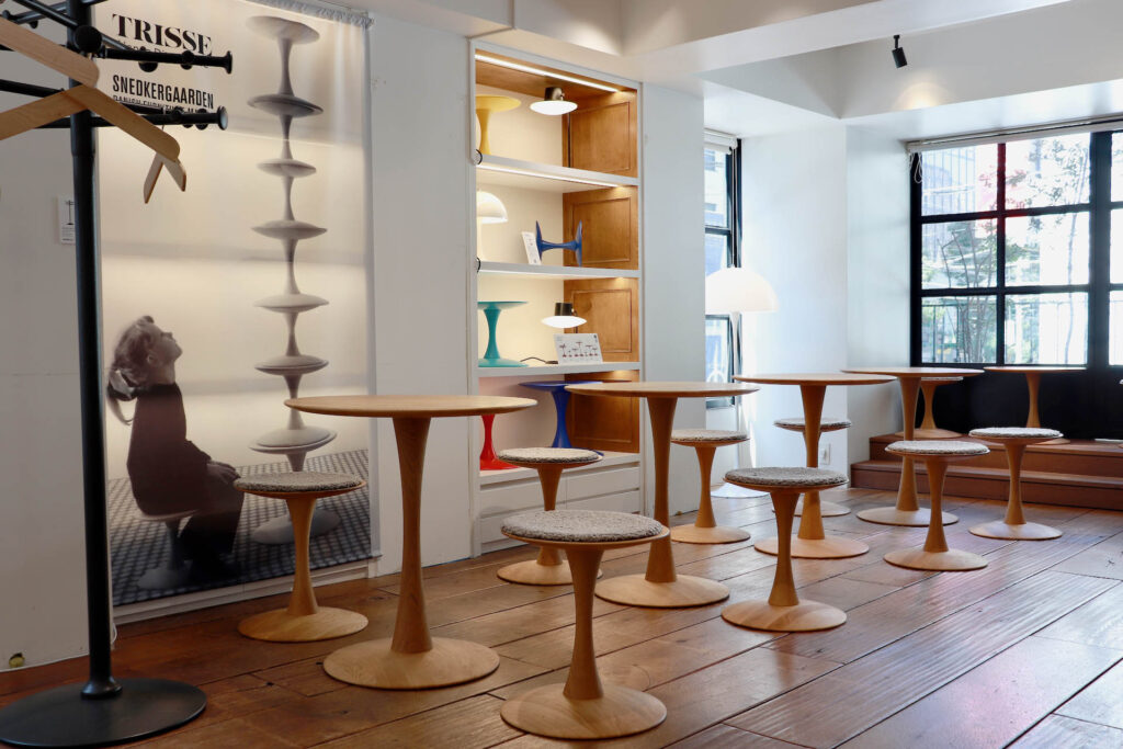 LifTe北欧の暮らし デンマークの家具メーカー「スネカガーデン」と東京の老舗ベーカリー「デュヌ・ラルテ」のコラボレーションイベント「TRISSE CAFE（トリッセ カフェ）」の店内