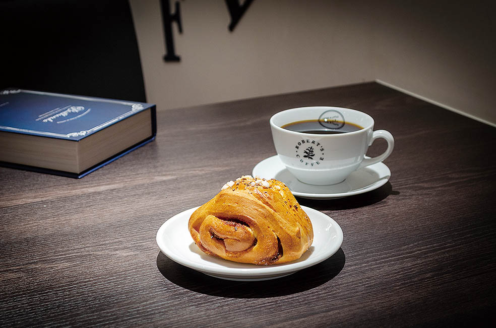LifTe北欧の暮らし 雑誌vol.05で紹介した日本にあるおすすめ北欧スポット 東京 麻布十番にあるフィンランドのコーヒーチェーン店ロバーツコーヒーで食べられるシナモンロールとコーヒー
