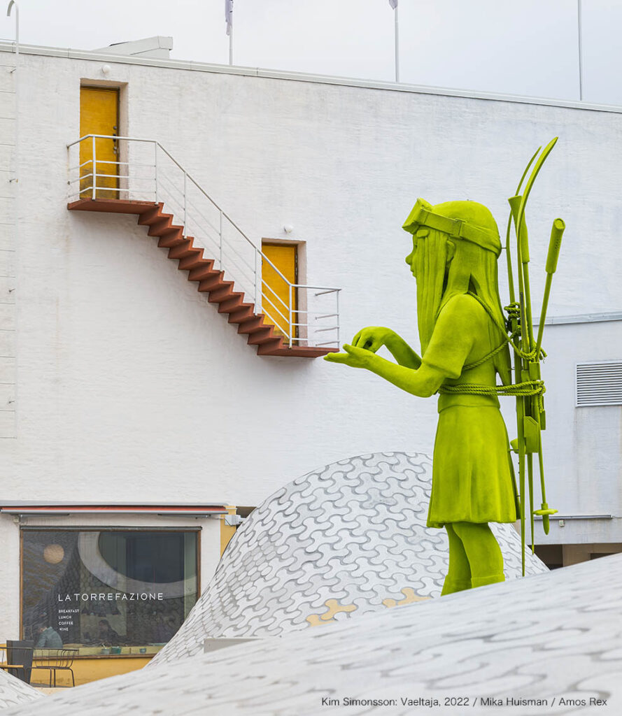 LifTe北欧の暮らし フィンランドで活躍するアーティスト彫刻家キム・シモンソンのアーティスト写真 kim simonssonが手がけたmoss giant モスジャイアント 苔の巨人がヘルシンキのアモスレックスで展示