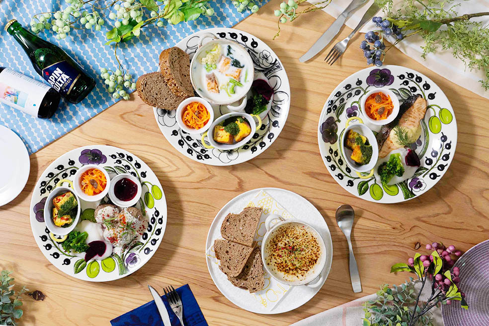 LifTe北欧の暮らし 大宮のフィンランド式サウナを体験できる温泉施設「おふろcafe utatane(おふろカフェうたたね)」で6月に開催されている北欧夏至祭 カフェではアラビアやイッタラのプレートで北欧を感じる料理を楽しめる