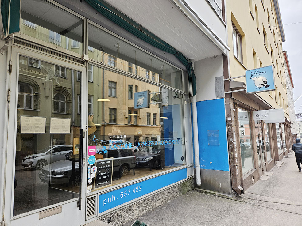 LifTe北欧の暮らし 編集部が2024年北欧冬の北欧出張12日目で訪れたフィンランドの首都ヘルシンキにある「ラヴィントラかもめ」の外観 かもめ食堂