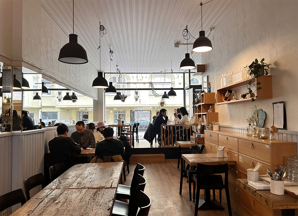 LifTe北欧の暮らし 編集部が2024年北欧冬の北欧出張12日目で訪れたフィンランドの首都ヘルシンキにある「ラヴィントラかもめ」の内観 かもめ食堂