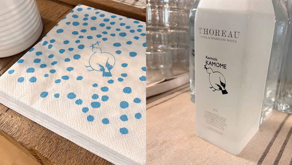 LifTe北欧の暮らし 編集部が2024年北欧冬の北欧出張12日目で訪れたフィンランドの首都ヘルシンキにある「ラヴィントラかもめ」のナプキンやウォーターボトルにはロゴがデザインされている かもめ食堂