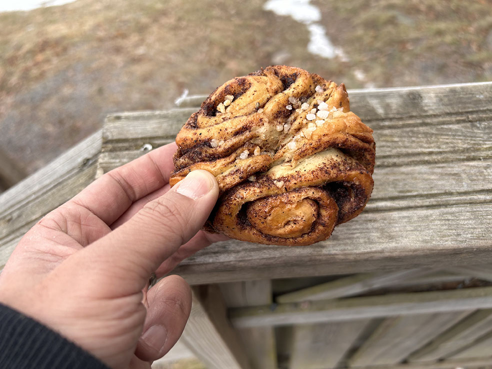 LifTe北欧の暮らし 編集部が2024年北欧冬の北欧出張12日目で訪れたフィンランドの首都ヘルシンキのヴァンターエリアにあるサウナの聖地として知られている「クーシヤルヴィサウナ」で食べたラヴィントラカモメのシナモンロール