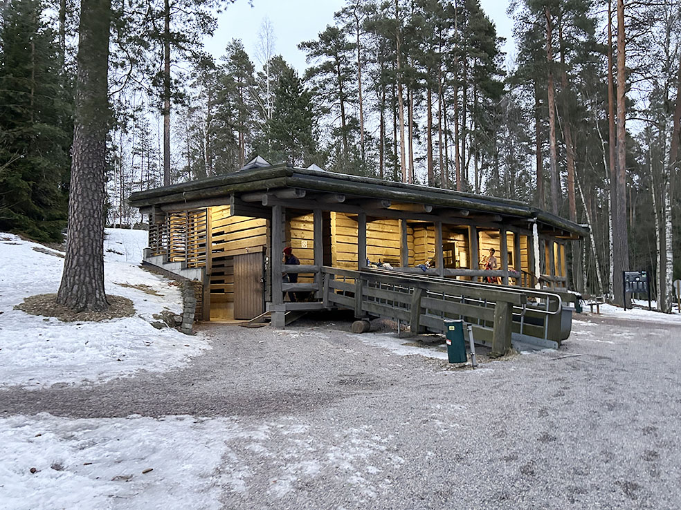 LifTe北欧の暮らし 編集部が2024年北欧冬の北欧出張12日目で訪れたフィンランドの首都ヘルシンキにあるヘルシンキのヴァンターエリアにあるサウナの聖地として知られている「クーシヤルヴィサウナ」