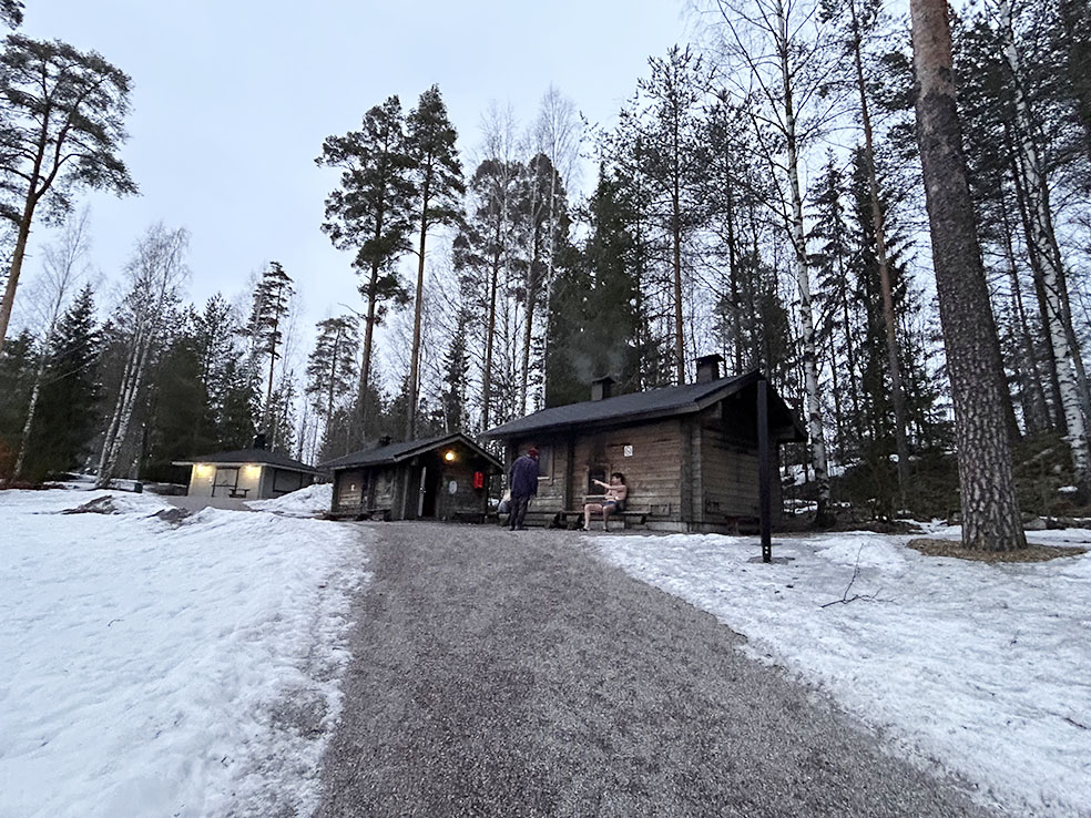 LifTe北欧の暮らし 編集部が2024年北欧冬の北欧出張12日目で訪れたフィンランドの首都ヘルシンキにあるヘルシンキのヴァンターエリアにあるサウナの聖地として知られている「クーシヤルヴィサウナ」にはスモークサウナもある