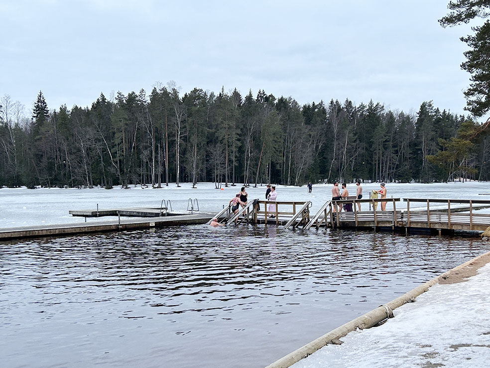 LifTe北欧の暮らし 編集部が2024年北欧冬の北欧出張12日目で訪れたフィンランドの首都ヘルシンキにあるヘルシンキのヴァンターエリアにあるサウナの聖地として知られている「クーシヤルヴィサウナ」のアヴァントエリア