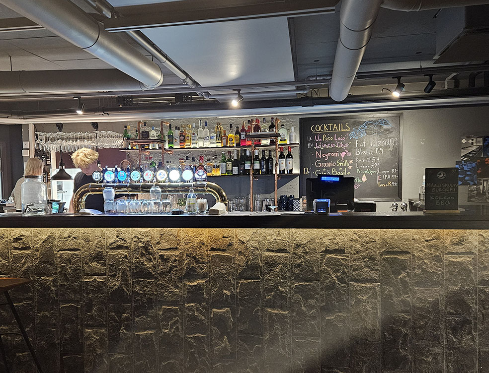 LifTe北欧の暮らし 編集部が2024年北欧冬の北欧出張12日目で訪れたフィンランドの首都ヘルシンキのカッリオ地区にあったクラフトバーガーが堪能できるショップ「The Cave(ケイヴ)」