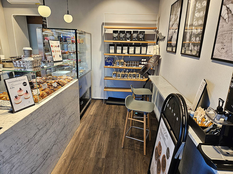 LifTe北欧の暮らし フィンランド 編集部が2024年冬の北欧出張で訪れたヘルシンキの人気ベーカリーカフェgateau(ガトー)の店内